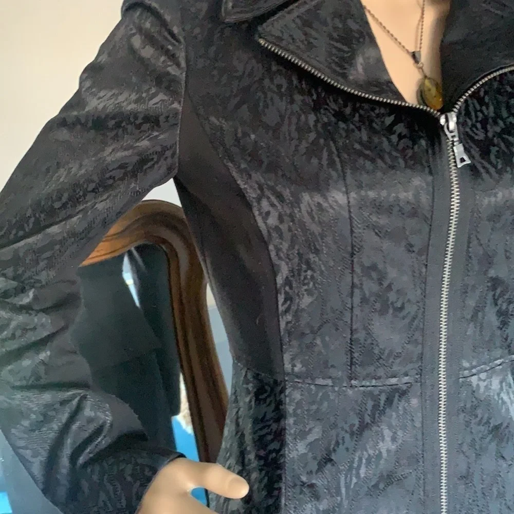 Tahari moto black blazer jacket textured animal print sz 4 zipper classic‎